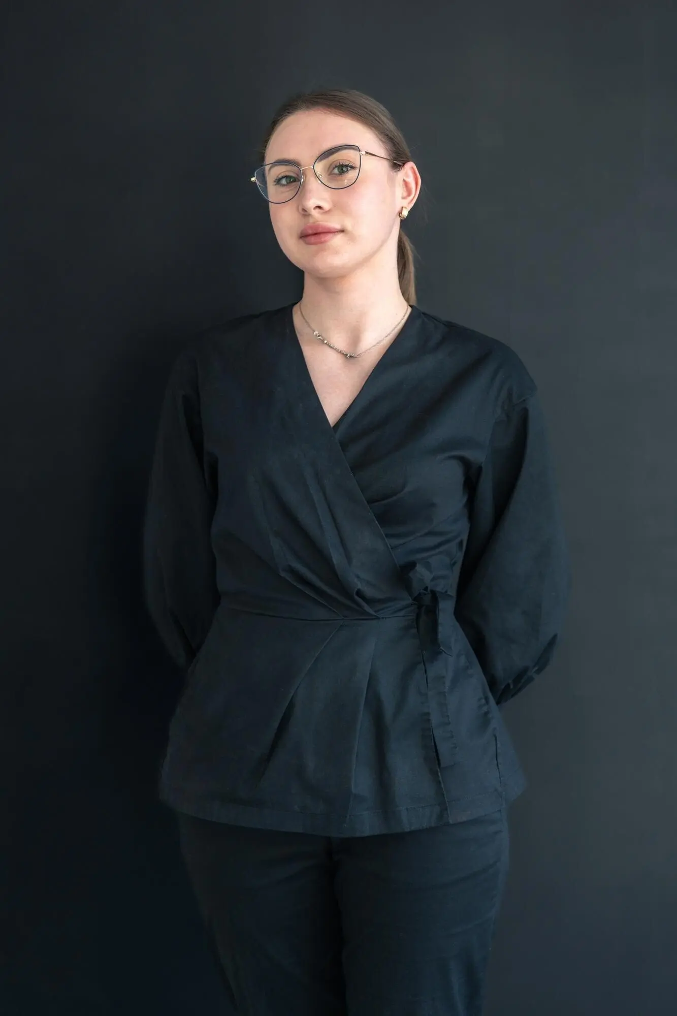 Портрет молодой женщины-стоматолога; тема стоматологии, лечение зубов.